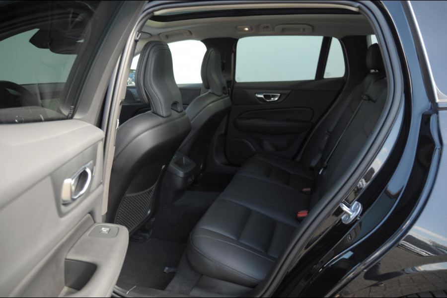 Volvo V60 B4 211PK Automaat Plus Dark / Trekhaak / Panoramadak / Keyless entry / Elektrische achterklep / Stoel - en stuurwielverwarming / BLIS / Adaptieve cruise control / Parkeersensoren met camera