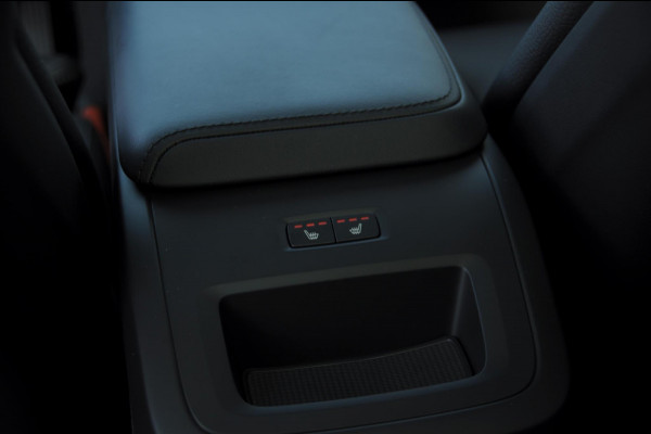 Volvo V60 B4 211PK Automaat Plus Dark / Trekhaak / Panoramadak / Keyless entry / Elektrische achterklep / Stoel - en stuurwielverwarming / BLIS / Adaptieve cruise control / Parkeersensoren met camera