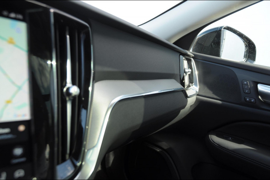 Volvo V60 B4 211PK Automaat Plus Dark / Trekhaak / Panoramadak / Keyless entry / Elektrische achterklep / Stoel - en stuurwielverwarming / BLIS / Adaptieve cruise control / Parkeersensoren met camera
