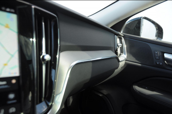 Volvo V60 B4 211PK Automaat Plus Dark / Trekhaak / Panoramadak / Keyless entry / Elektrische achterklep / Stoel - en stuurwielverwarming / BLIS / Adaptieve cruise control / Parkeersensoren met camera