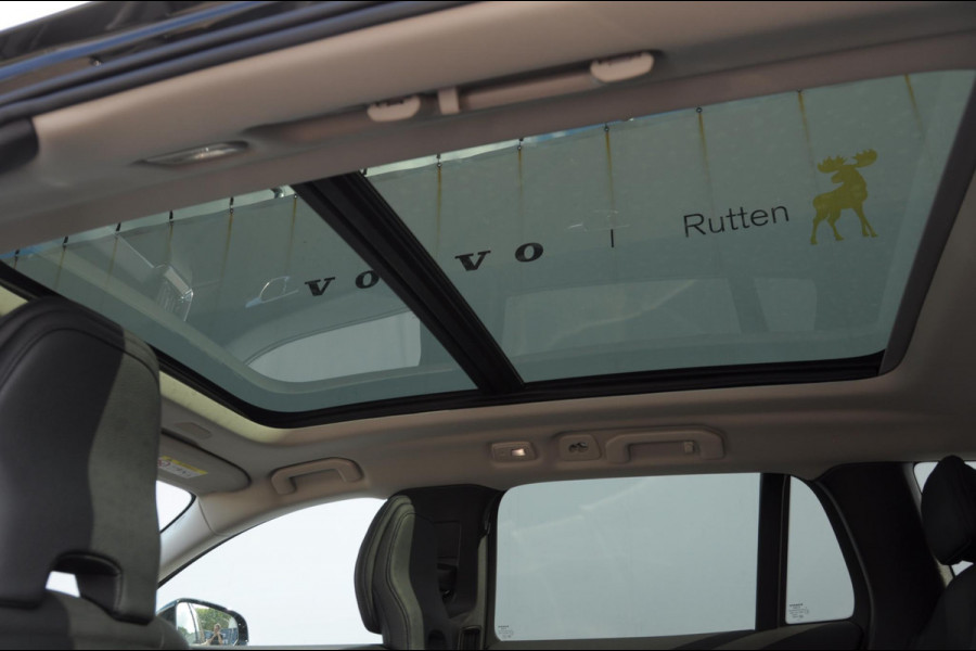 Volvo V60 B4 211PK Automaat Plus Dark / Trekhaak / Panoramadak / Keyless entry / Elektrische achterklep / Stoel - en stuurwielverwarming / BLIS / Adaptieve cruise control / Parkeersensoren met camera