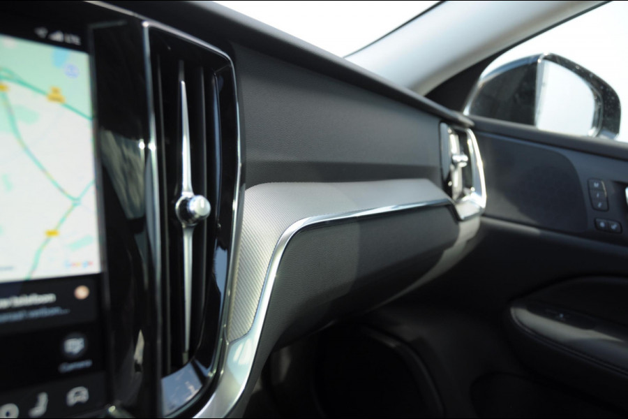 Volvo V60 B4 211PK Automaat Plus Dark / Trekhaak / Panoramadak / Keyless entry / Elektrische achterklep / Stoel - en stuurwielverwarming / BLIS / Adaptieve cruise control / Parkeersensoren met camera