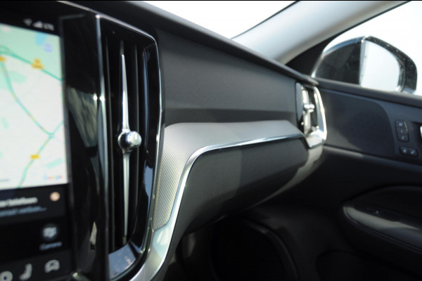 Volvo V60 B4 211PK Automaat Plus Dark / Trekhaak / Panoramadak / Keyless entry / Elektrische achterklep / Stoel - en stuurwielverwarming / BLIS / Adaptieve cruise control / Parkeersensoren met camera