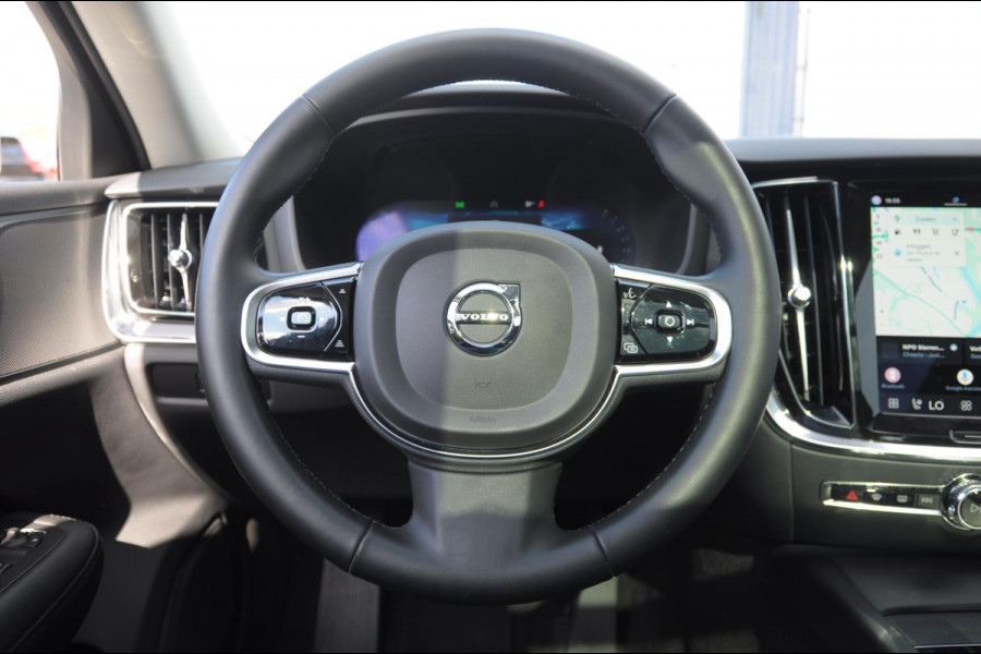 Volvo V60 B4 211PK Automaat Plus Dark / Trekhaak / Panoramadak / Keyless entry / Elektrische achterklep / Stoel - en stuurwielverwarming / BLIS / Adaptieve cruise control / Parkeersensoren met camera