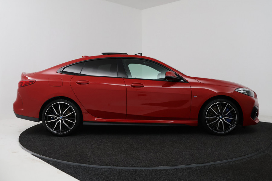 BMW 2 Serie Gran Coupé 218i Executive Edition (PANORAMADAK, SFEERVERLICHTING, NAVIGATIE, CRUISE CONTROL, DEALER ONDERHOUDEN)