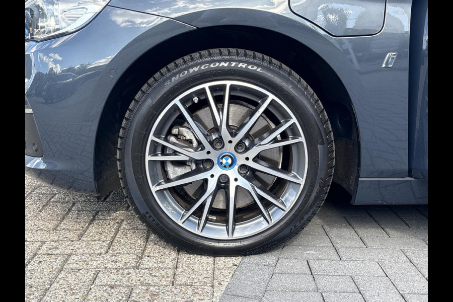 BMW 2 Serie Active Tourer 225xe iPerformance High Executive | PHEV | Panoramadak | Stoelverwarming | Leder | Head-Up | Navi