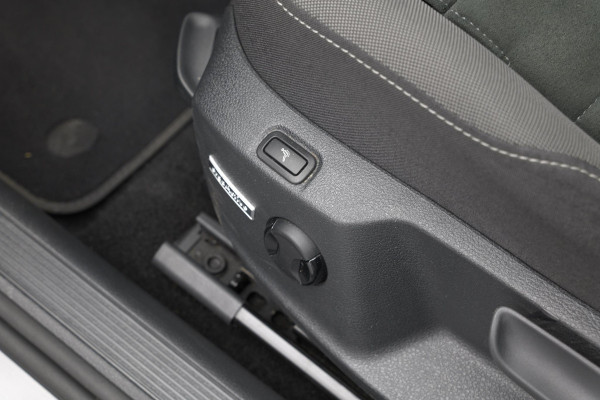 Volkswagen Golf 1.5 TSI Highline Business R |Massage|Carplay|Navi|LED|