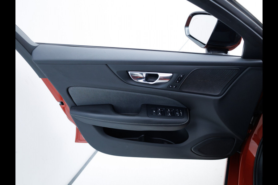 Volvo V90 2.0 T6 AWD R-Design | Pano | Trekhaak | Headup | Harman Kardon | Pilot assist | Stoel- & Stuurverwarming | 19"LMV, Extra getint glas, 1/2 leer/alcantara, PDC + Camera, Apple Carplay, Elec. achterklep