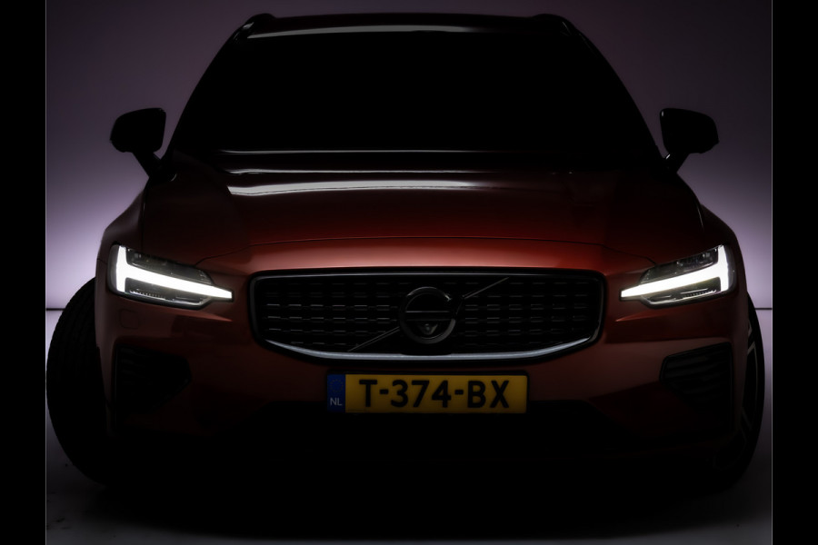 Volvo V90 2.0 T6 AWD R-Design | Pano | Trekhaak | Headup | Harman Kardon | Pilot assist | Stoel- & Stuurverwarming | 19"LMV, Extra getint glas, 1/2 leer/alcantara, PDC + Camera, Apple Carplay, Elec. achterklep