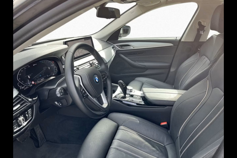BMW 5 Serie Touring 530e ** LASER, NAVI+, DAKOTA LEDER, PANORAMA, HuD, KEYLESS, MEM, 42k onder NP ** 1e EIG - UNFALLFREI - BMW GAR ** ** INFORMEER OOK NAAR ONZE AANTREKKELIJKE FINANCIAL-LEASE TARIEVEN **