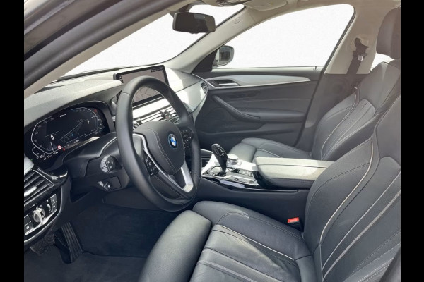 BMW 5 Serie Touring 530e ** LASER, NAVI+, DAKOTA LEDER, PANORAMA, HuD, KEYLESS, MEM, 42k onder NP ** 1e EIG - UNFALLFREI - BMW GAR ** ** INFORMEER OOK NAAR ONZE AANTREKKELIJKE FINANCIAL-LEASE TARIEVEN **