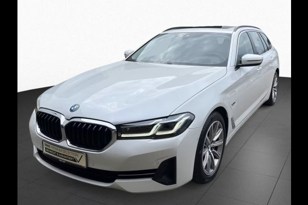 BMW 5 Serie Touring 530e ** LASER, NAVI+, DAKOTA LEDER, PANORAMA, HuD, KEYLESS, MEM, 43k onder NP ** 1e EIG - UNFALLFREI - BMW GAR ** ** INFORMEER OOK NAAR ONZE AANTREKKELIJKE FINANCIAL-LEASE TARIEVEN **