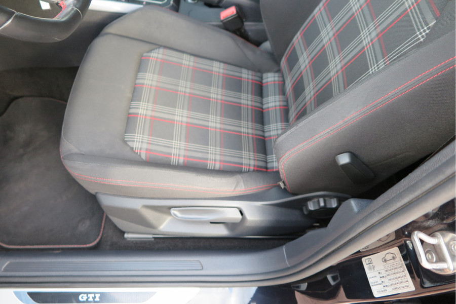 Volkswagen Polo 2.0 TSI GTI 147kw 200PK DSG Led, Virtual cockpit , Stoelverwarming , Navi , Carplay, PDC, Schakelflippers , Camera ,Adaptive cruise  , etc. (Recent onderhouden , historie volledig bekend)