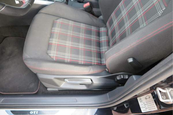 Volkswagen Polo 2.0 TSI GTI 147kw 200PK DSG Led, Virtual cockpit , Stoelverwarming , Navi , Carplay, PDC, Schakelflippers , Camera ,Adaptive cruise  , etc. (Recent onderhouden , historie volledig bekend)