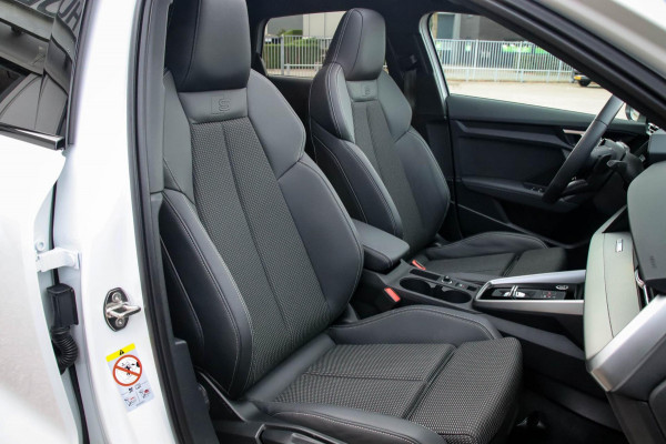 Audi A3 Sportback 35 1.5 TFSI S Edition One S-line 150pk S-Tronic Lederen kuipstoelen|Virtual Cockpit|Panoramadak|LED Matrix|Black