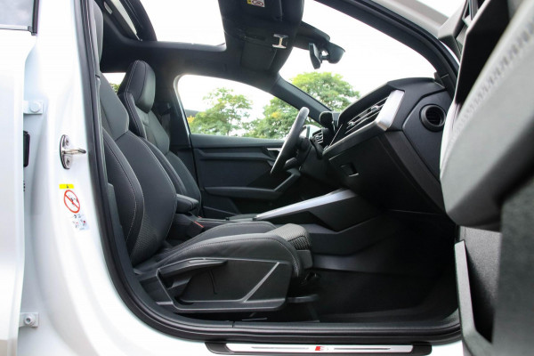 Audi A3 Sportback 35 1.5 TFSI S Edition One S-line 150pk S-Tronic Lederen kuipstoelen|Virtual Cockpit|Panoramadak|LED Matrix|Black