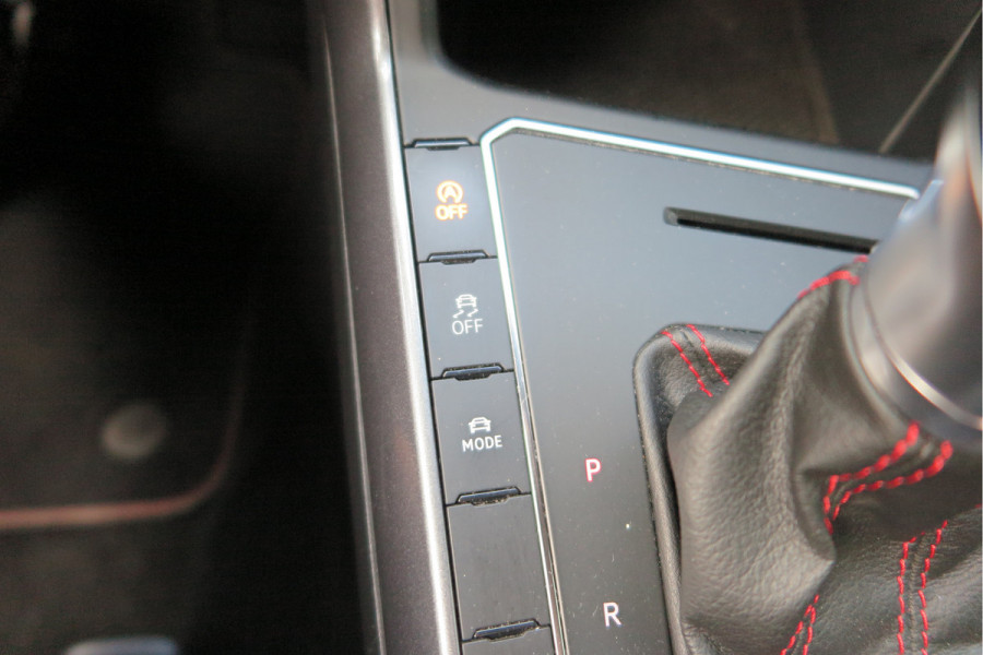 Volkswagen Polo 2.0 TSI GTI 147kw 200PK DSG Led, Virtual cockpit , Stoelverwarming , Navi , Carplay, PDC, Schakelflippers , Camera ,Adaptive cruise  , etc. (Recent onderhouden , historie volledig bekend)