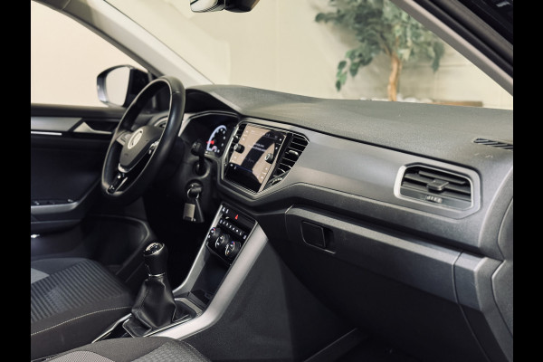 Volkswagen T-Roc 1.5 TSI Active | 17" | CarPlay | Stoelverw. |