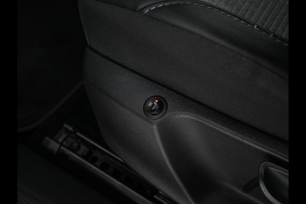 Škoda ENYAQ iV 60 [ 3-Fase-11kW ] {SoH-88%} (INCL-BTW) *LEATHER-FABRIC | FULL-LED | DIGI-COCKPIT | CAMERA | KEYLESS | NAVI-FULLMAP | AMBIENTLIGHT | ECC | HEATED-COMFORTSEATS | PRIVACY-GLASS | DAB+ | PDC | CRUISE | 19"ALU*