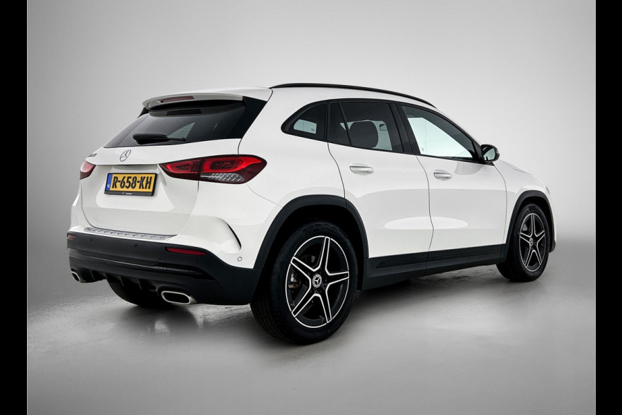 Mercedes-Benz GLA 180 AMG Line Premium | Night Pakket | Ledkoplampen | Parkeerpakket met achteruitrijcamera | Sfeerverlichting. Inclusief 24 maanden Mercedes-Benz Certified garantie voor Europa.