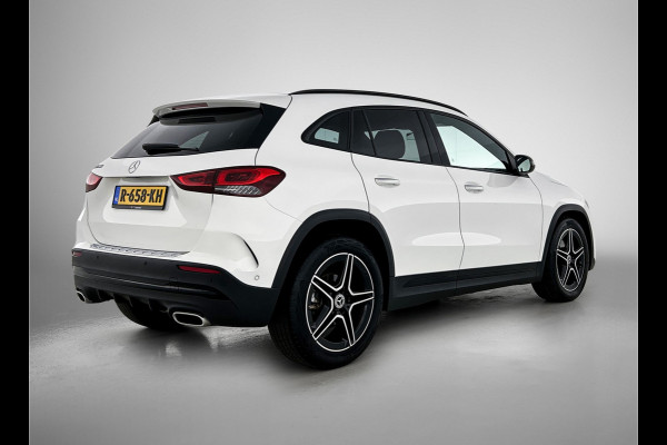 Mercedes-Benz GLA 180 AMG Line Premium | Night Pakket | Ledkoplampen | Parkeerpakket met achteruitrijcamera | Sfeerverlichting. Inclusief 24 maanden Mercedes-Benz Certified garantie voor Europa.