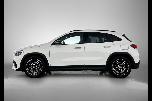 Mercedes-Benz GLA 180 AMG Line Premium | Night Pakket | Ledkoplampen | Parkeerpakket met achteruitrijcamera | Sfeerverlichting. Inclusief 24 maanden Mercedes-Benz Certified garantie voor Europa.