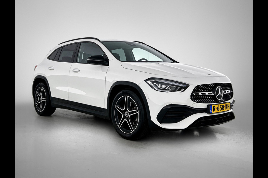 Mercedes-Benz GLA 180 AMG Line Premium | Night Pakket | Ledkoplampen | Parkeerpakket met achteruitrijcamera | Sfeerverlichting. Inclusief 24 maanden Mercedes-Benz Certified garantie voor Europa.