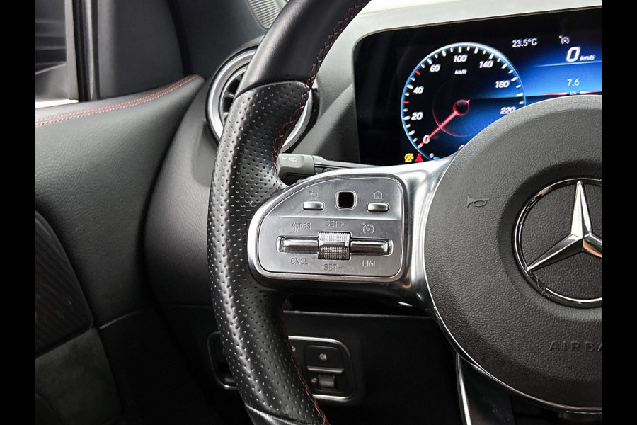 Mercedes-Benz GLA 180 AMG Line Premium | Night Pakket | Ledkoplampen | Parkeerpakket met achteruitrijcamera | Sfeerverlichting. Inclusief 24 maanden Mercedes-Benz Certified garantie voor Europa.
