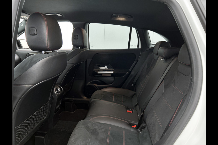 Mercedes-Benz GLA 180 AMG Line Premium | Night Pakket | Ledkoplampen | Parkeerpakket met achteruitrijcamera | Sfeerverlichting. Inclusief 24 maanden Mercedes-Benz Certified garantie voor Europa.