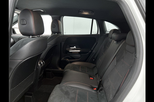 Mercedes-Benz GLA 180 AMG Line Premium | Night Pakket | Ledkoplampen | Parkeerpakket met achteruitrijcamera | Sfeerverlichting. Inclusief 24 maanden Mercedes-Benz Certified garantie voor Europa.
