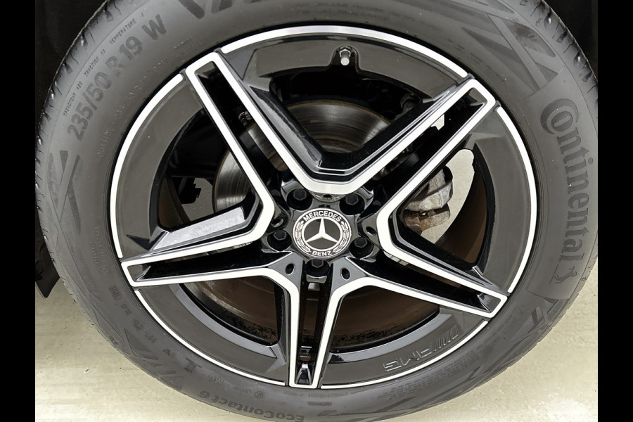 Mercedes-Benz GLA 180 AMG Line Premium | Night Pakket | Ledkoplampen | Parkeerpakket met achteruitrijcamera | Sfeerverlichting. Inclusief 24 maanden Mercedes-Benz Certified garantie voor Europa.