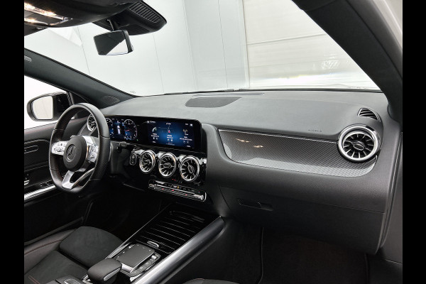 Mercedes-Benz GLA 180 AMG Line Premium | Night Pakket | Ledkoplampen | Parkeerpakket met achteruitrijcamera | Sfeerverlichting. Inclusief 24 maanden Mercedes-Benz Certified garantie voor Europa.