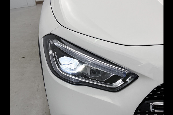 Mercedes-Benz GLA 180 AMG Line Premium | Night Pakket | Ledkoplampen | Parkeerpakket met achteruitrijcamera | Sfeerverlichting. Inclusief 24 maanden Mercedes-Benz Certified garantie voor Europa.