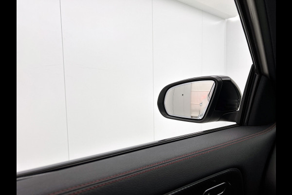 Mercedes-Benz GLA 180 AMG Line Premium | Night Pakket | Ledkoplampen | Parkeerpakket met achteruitrijcamera | Sfeerverlichting. Inclusief 24 maanden Mercedes-Benz Certified garantie voor Europa.