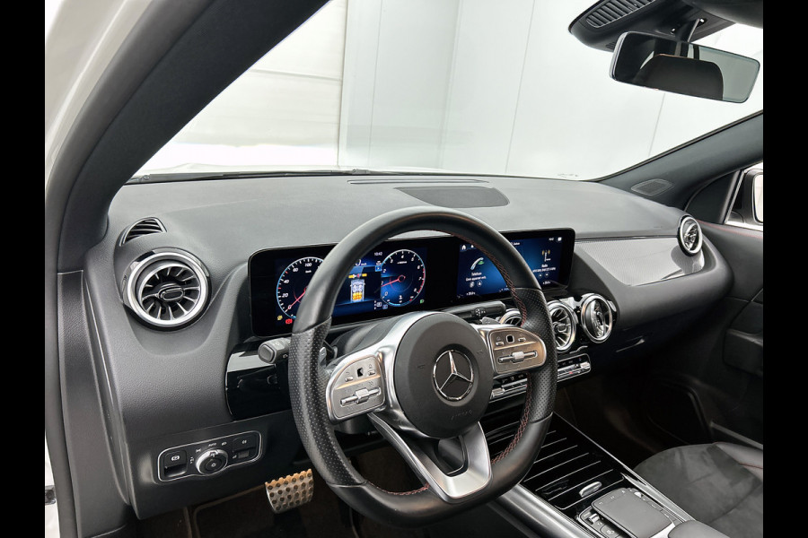 Mercedes-Benz GLA 180 AMG Line Premium | Night Pakket | Ledkoplampen | Parkeerpakket met achteruitrijcamera | Sfeerverlichting. Inclusief 24 maanden Mercedes-Benz Certified garantie voor Europa.