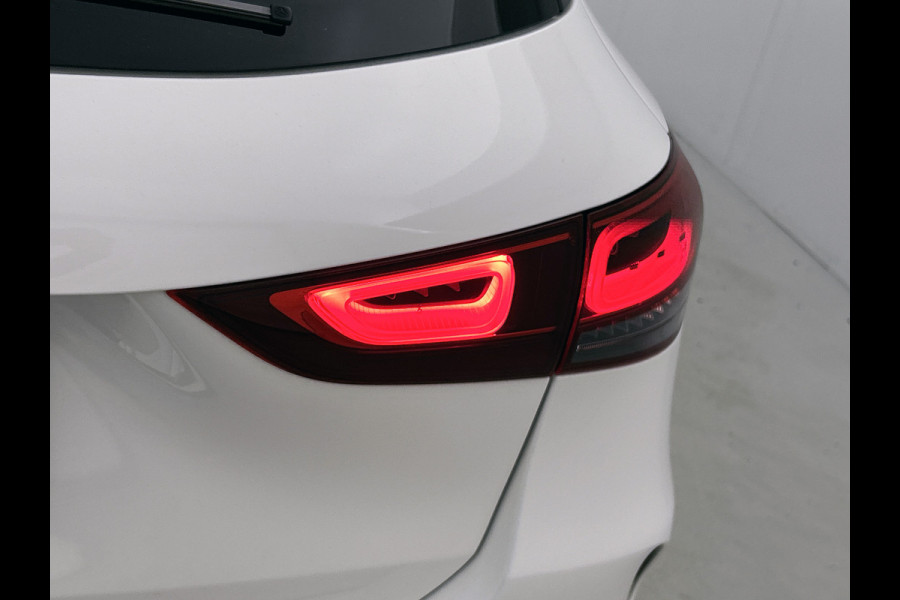 Mercedes-Benz GLA 180 AMG Line Premium | Night Pakket | Ledkoplampen | Parkeerpakket met achteruitrijcamera | Sfeerverlichting. Inclusief 24 maanden Mercedes-Benz Certified garantie voor Europa.