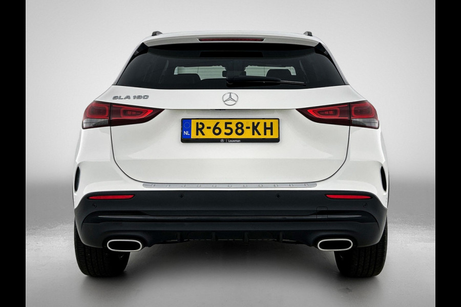 Mercedes-Benz GLA 180 AMG Line Premium | Night Pakket | Ledkoplampen | Parkeerpakket met achteruitrijcamera | Sfeerverlichting. Inclusief 24 maanden Mercedes-Benz Certified garantie voor Europa.