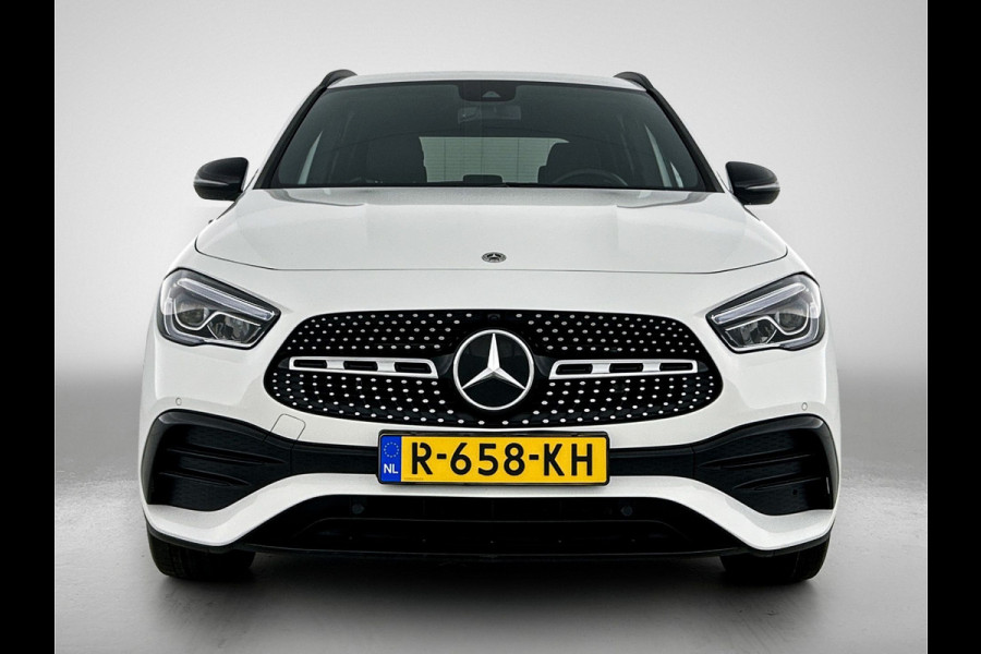 Mercedes-Benz GLA 180 AMG Line Premium | Night Pakket | Ledkoplampen | Parkeerpakket met achteruitrijcamera | Sfeerverlichting. Inclusief 24 maanden Mercedes-Benz Certified garantie voor Europa.