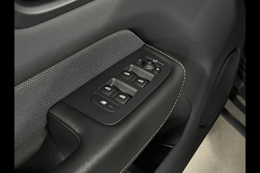 Volvo XC60 2.0 T6 Plug-in hybrid AWD Plus Dark SOH 98% *Long range* Adapt. Cruise | Open dak | Harman/Kardon | Stuur-/Stuurverwarming | Carplay | Achteruitrijcamera
