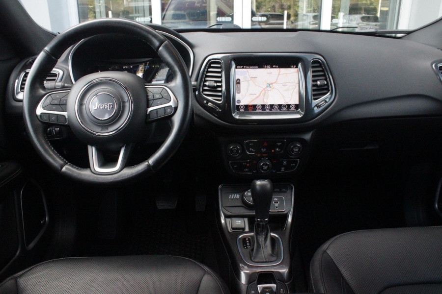 Jeep Compass 4xe 240PK Plug-in Hybrid ELECTRIC S | AFNEEMBARE TREKHAAK | PANORAMA SCHUIF/KANTEL DAK | DAB+ RADIO | NAVIGATIE | ELEKTRISCH BEDIENBARE VOORSTOELEN MET GEHEUGENFUNCTIE OP DE BESTUURDERSSTOEL | STOEL/STUUR VERWARMING | STOEL VENTILATIE | CRUISE CONTROL | DODEHOEK DETECTIE | CLIMATE CONTROL | XENON KOPLAMPEN | LEDEREN BEKLEDING | ELEKTRISCH BEDIENBARE ACHTERKLEP | KEYLESS ENTRY/START | PARKEERSENSOREN VOOR + ACHTER | ACHTERUITRIJ CAMERA | ALPINE AUDIO SYSTEM |