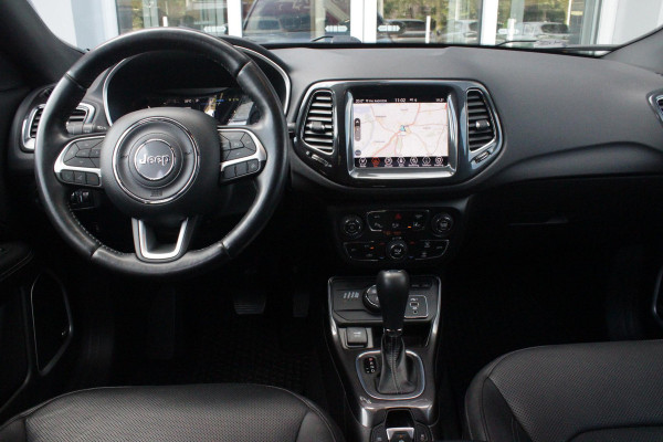 Jeep Compass 4xe 240PK Plug-in Hybrid ELECTRIC S | AFNEEMBARE TREKHAAK | PANORAMA SCHUIF/KANTEL DAK | DAB+ RADIO | NAVIGATIE | ELEKTRISCH BEDIENBARE VOORSTOELEN MET GEHEUGENFUNCTIE OP DE BESTUURDERSSTOEL | STOEL/STUUR VERWARMING | STOEL VENTILATIE | CRUISE CONTROL | DODEHOEK DETECTIE | CLIMATE CONTROL | XENON KOPLAMPEN | LEDEREN BEKLEDING | ELEKTRISCH BEDIENBARE ACHTERKLEP | KEYLESS ENTRY/START | PARKEERSENSOREN VOOR + ACHTER | ACHTERUITRIJ CAMERA | ALPINE AUDIO SYSTEM |