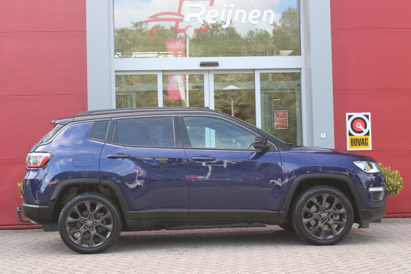 Jeep Compass 4xe 240PK Plug-in Hybrid ELECTRIC S | AFNEEMBARE TREKHAAK | PANORAMA SCHUIF/KANTEL DAK | DAB+ RADIO | NAVIGATIE | ELEKTRISCH BEDIENBARE VOORSTOELEN MET GEHEUGENFUNCTIE OP DE BESTUURDERSSTOEL | STOEL/STUUR VERWARMING | STOEL VENTILATIE | CRUISE CONTROL | DODEHOEK DETECTIE | CLIMATE CONTROL | XENON KOPLAMPEN | LEDEREN BEKLEDING | ELEKTRISCH BEDIENBARE ACHTERKLEP | KEYLESS ENTRY/START | PARKEERSENSOREN VOOR + ACHTER | ACHTERUITRIJ CAMERA | ALPINE AUDIO SYSTEM |