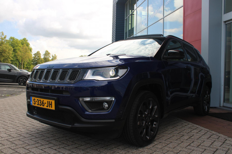 Jeep Compass 4xe 240PK Plug-in Hybrid ELECTRIC S | AFNEEMBARE TREKHAAK | PANORAMA SCHUIF/KANTEL DAK | DAB+ RADIO | NAVIGATIE | ELEKTRISCH BEDIENBARE VOORSTOELEN MET GEHEUGENFUNCTIE OP DE BESTUURDERSSTOEL | STOEL/STUUR VERWARMING | STOEL VENTILATIE | CRUISE CONTROL | DODEHOEK DETECTIE | CLIMATE CONTROL | XENON KOPLAMPEN | LEDEREN BEKLEDING | ELEKTRISCH BEDIENBARE ACHTERKLEP | KEYLESS ENTRY/START | PARKEERSENSOREN VOOR + ACHTER | ACHTERUITRIJ CAMERA | ALPINE AUDIO SYSTEM |