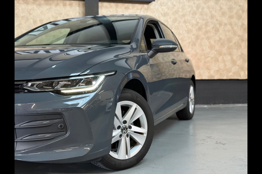 Volkswagen Golf 1.5 eTSI Life Edition | Stoel/Stuurverwarming | Carplay | Parkeersensoren | Led | Sfeerverlichting