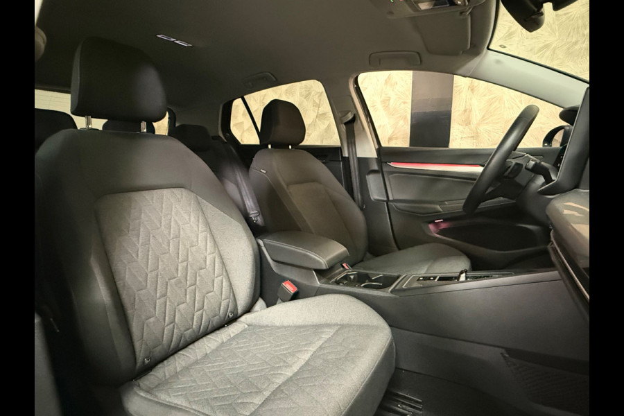 Volkswagen Golf 1.5 eTSI Life Edition | Stoel/Stuurverwarming | Carplay | Parkeersensoren | Led | Sfeerverlichting