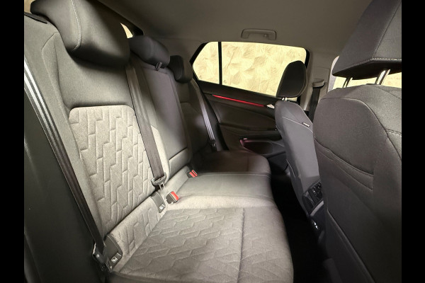 Volkswagen Golf 1.5 eTSI Life Edition | Stoel/Stuurverwarming | Carplay | Parkeersensoren | Led | Sfeerverlichting