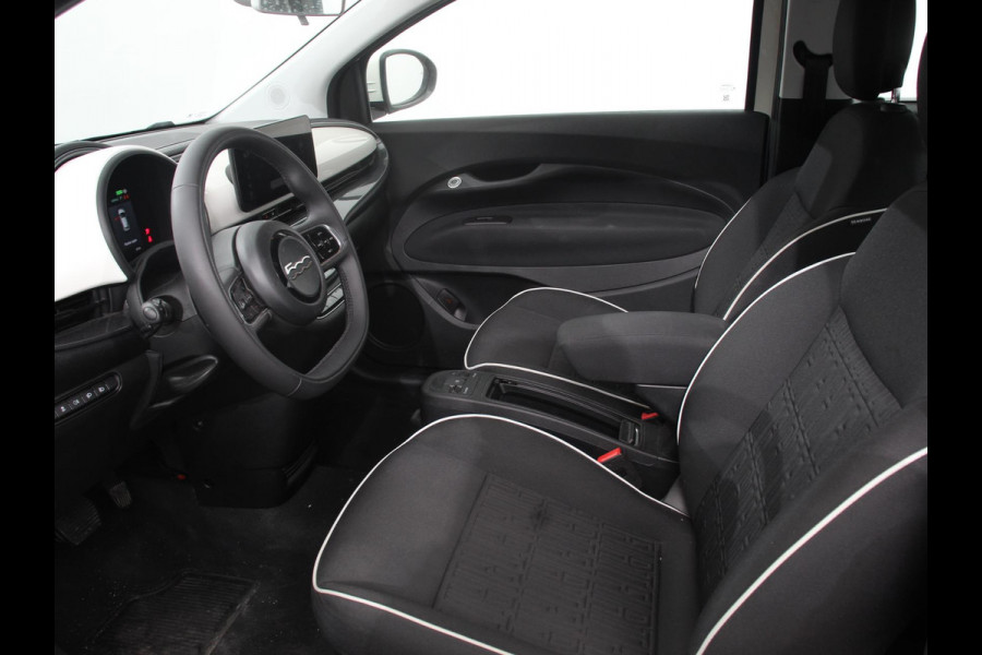 Fiat 500E Urban 42 kWh Airco Climate control 360 Camera Stoelverwarming Keyless Wireless CarPlay Dodehoek Assistant 85 kW Charger Actieradius 320km WLTP