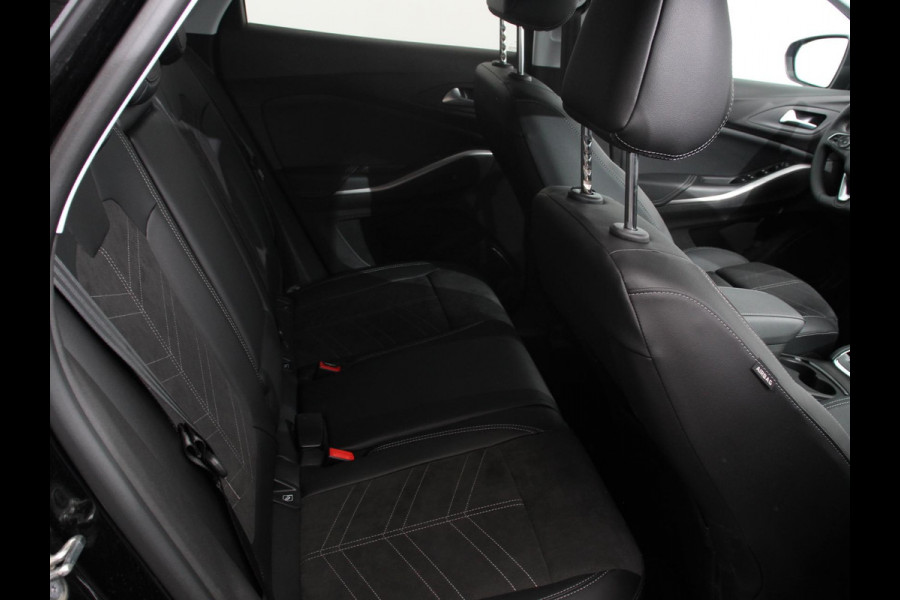 Opel Grandland 1.2 Turbo GS Automaat Navigatie Apple Carplay/Android Auto Camera Parkeersensoren Adaptive Cruise Control Dodehoekdetectie Stoel-en stuurverwarming Climate Control Lichtmetalen velgen