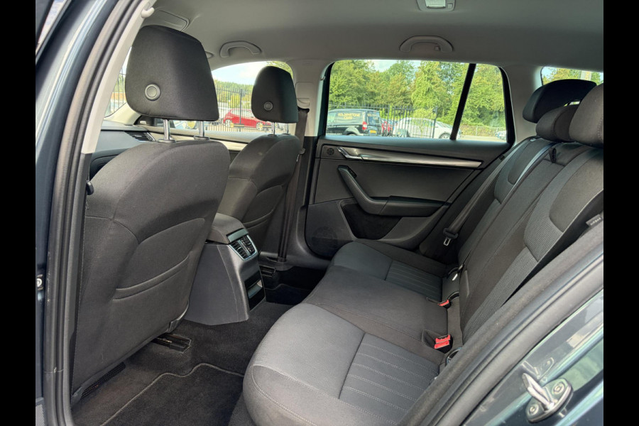 Škoda Octavia Combi 1.5 TSI Greentech Style Business 2e Eigenaar,Draadloze telefoonlader,Carplay,Camera,Navi,Trekhaak,150pk,Pdc V+A,Keyless,Clima,Cruise,Elekt.Stoel,Recent beurt gehad,N.A.P,Apk tot 07-2027