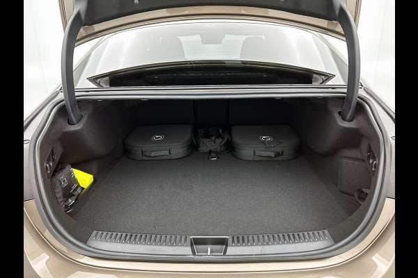 Mercedes-Benz E-Klasse 300 e Sport Edition | Premium pakket | Rijassistentie pakket Plus | Winter pakket | Nightpakket | Trekhaak | 20 inch AMG velgen | Panoramaschuifdak | 360°-camera | Burmester® 4D sound system |
